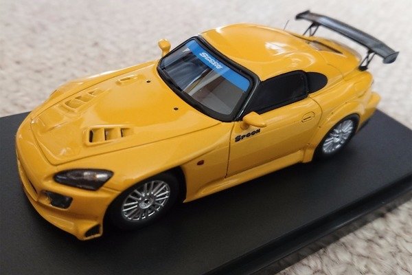 REAL TOY HONDA S 2000 IN YELLOW MINT NEW 1:56 GREAT DETAIL