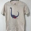 石玉サコさんの恐竜Tシャツ