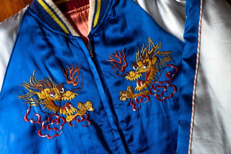 スマトラ島ジャンビ地域で70〜80年前刺繍された古布の額装。