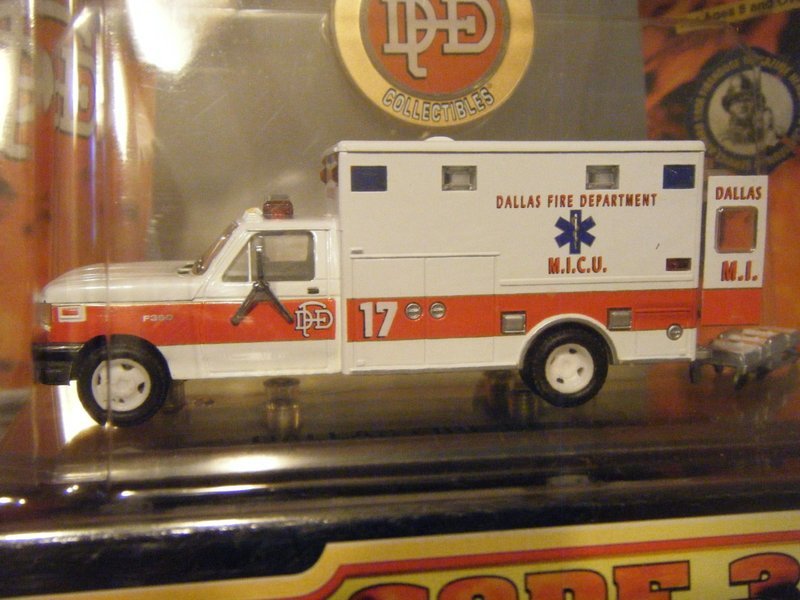 CODE 3 COLLECTIBLES (USA) FORD F-350 AMBULANCE "DALLAS FIRE DEPARTMENT M.I.C.U. 17"