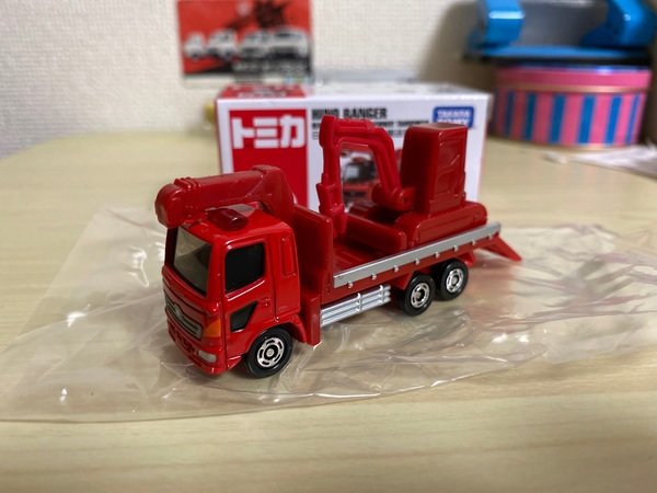トミカ トヨタ ハイエース スロープ付き 日本航空仕様（セレナ車