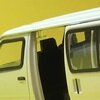 トヨタ　ハイエース？　ミニバス　白色