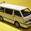 トヨタ　ハイエース？　ミニバス　白色