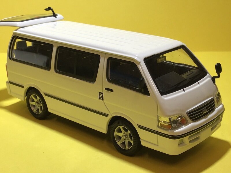 トヨタ　ハイエース？　ミニバス　白色
