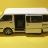 トヨタ　ハイエース？　ミニバス　白色