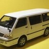 トヨタ　ハイエース？　ミニバス　白色