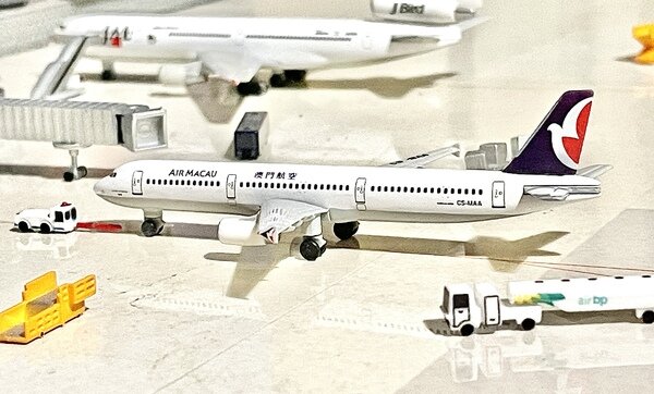 激レア 1/400 MD−11 「スイス航空 アジア」（スイス航空 機材