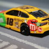 ライオネルレーシング 1/64 カイル・ブッシュ #18 M&M'S 80周年 スローバック TOYOTA カムリ NASCAR 2021