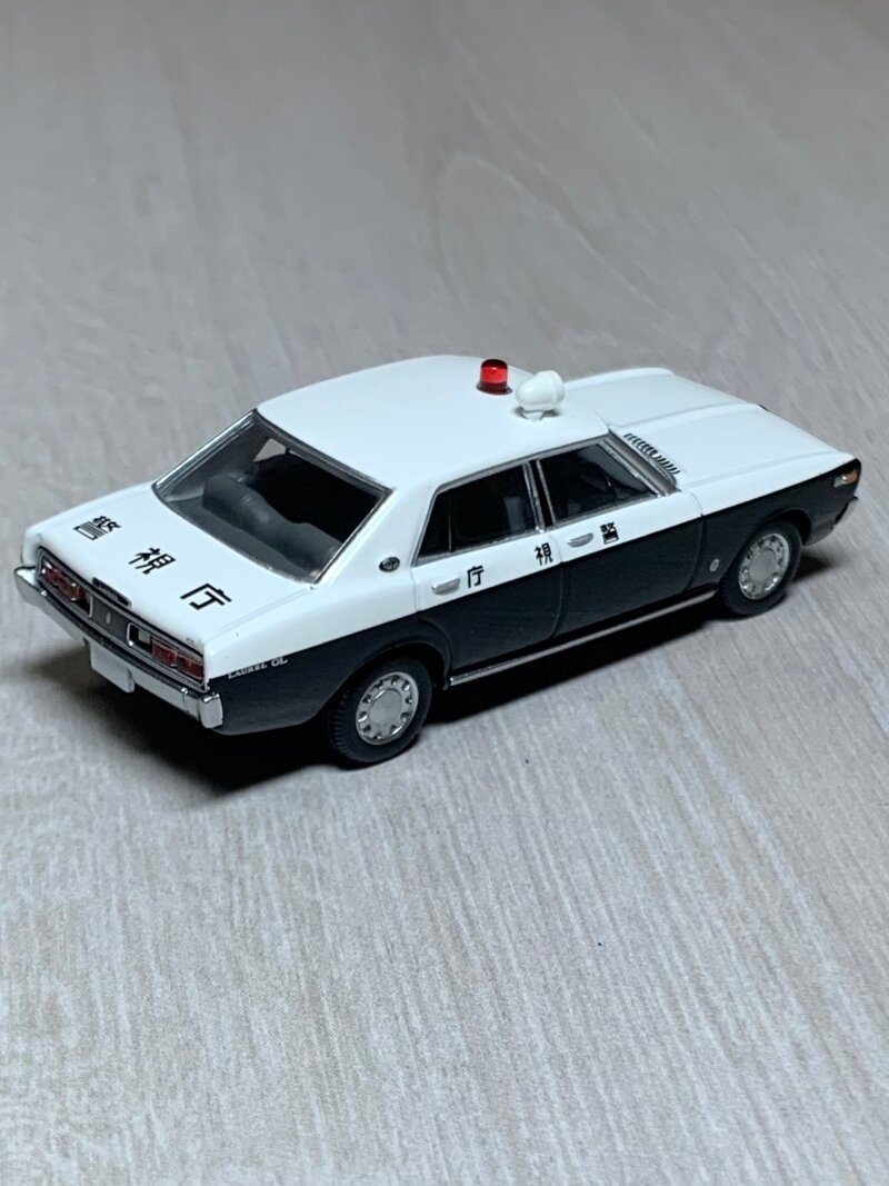 トミカリミテッドヴィンテージNEO ニッサンローレルパトロールカー