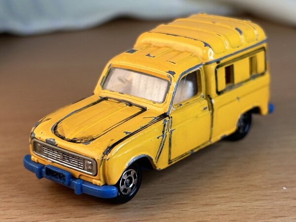 Majorette製ミニカー　ルノーキャトル(RENAULT R4) おまけ付 楽天 Majorette製ミニカー ルノーキャトル(RENAULT おまけ付 R4