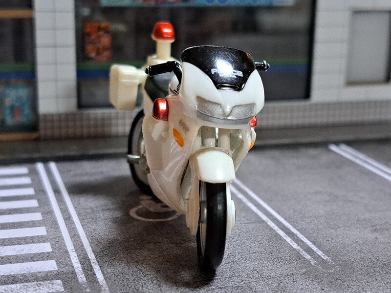 トミカ NO.4 Honda・VFR 白バイ