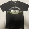 Hanesの黒のTシャツ・別バージョンです。