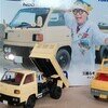 トミカリミテッドヴィンテージネオ三菱ふそうキャンターダンプトラックさかなクン仕様