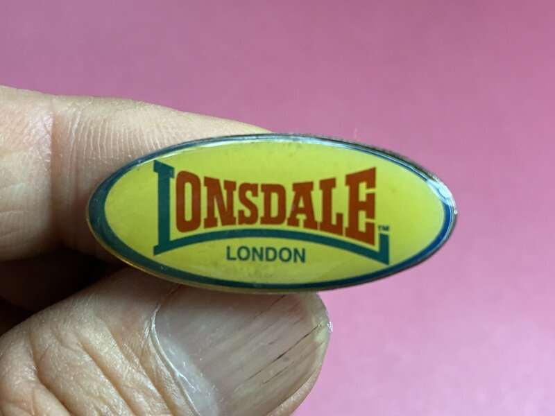 ピンバッジ　LONSDALE 横楕円形