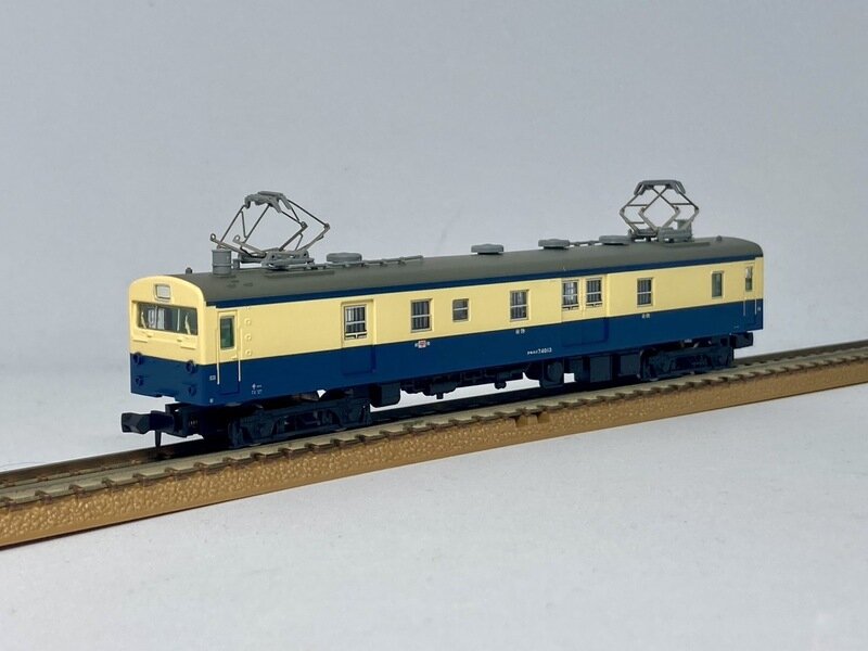 クモユニ７４　０１３　郵便荷物電車　横須賀色