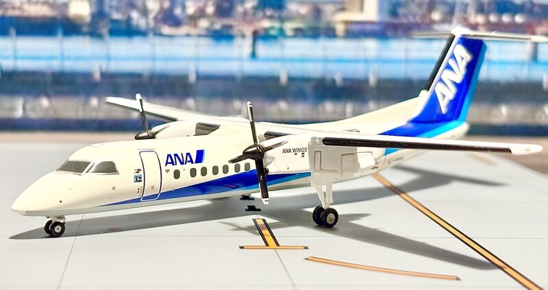 全日空商事　【1/200】【DH28028】ANA DHC-8-300  "さようなら。Q300" 羽田空港82番スポット