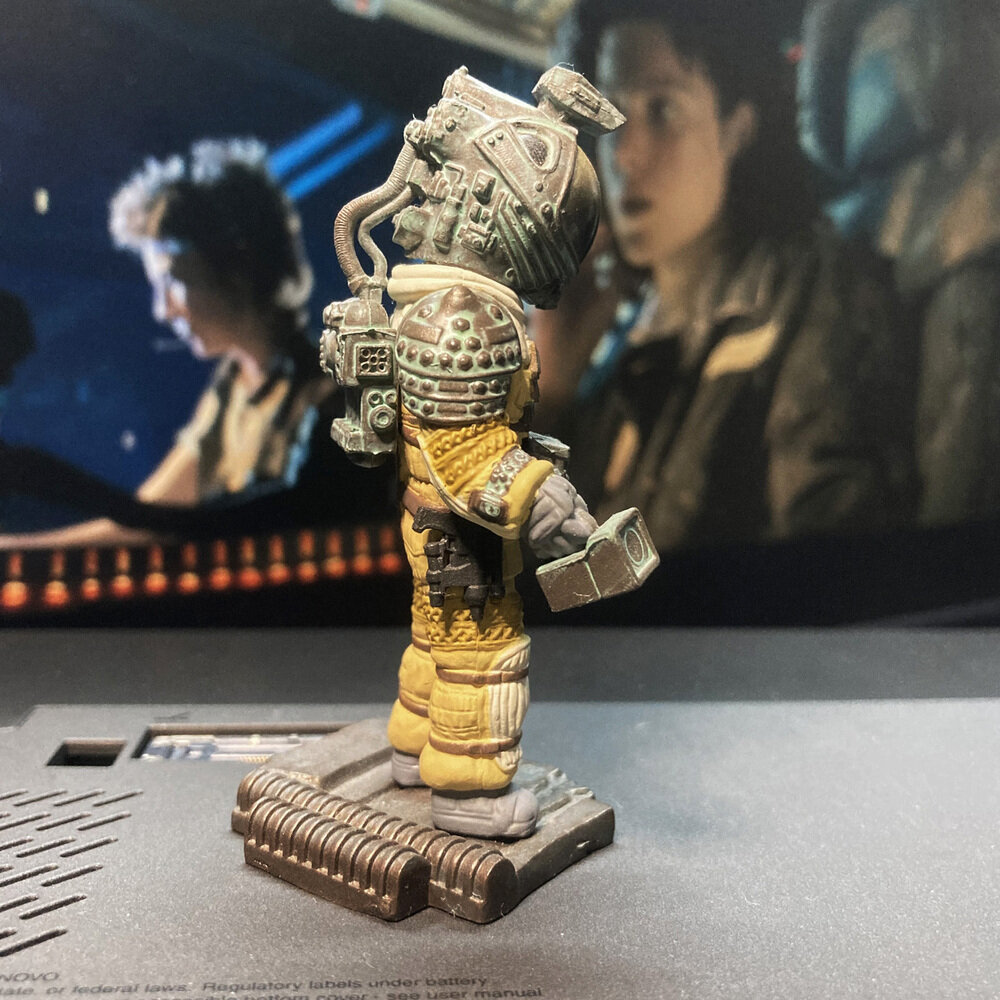 エイリアン ナルキッソス プラモデル 宇宙服フィギュアとチラシ